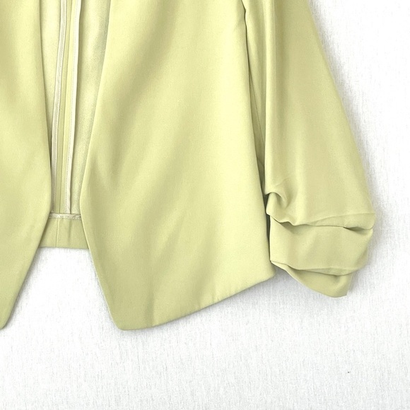 Aritzia Babaton Power Short Blazer in Pistachio Green - Picture 7 of 12